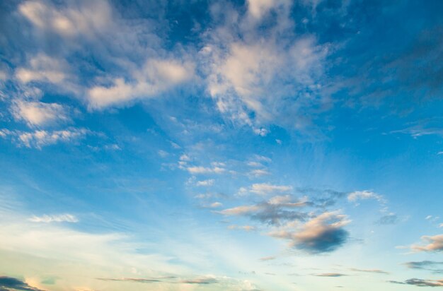 Ciel dramatique coloré avec nuage au coucher du soleil