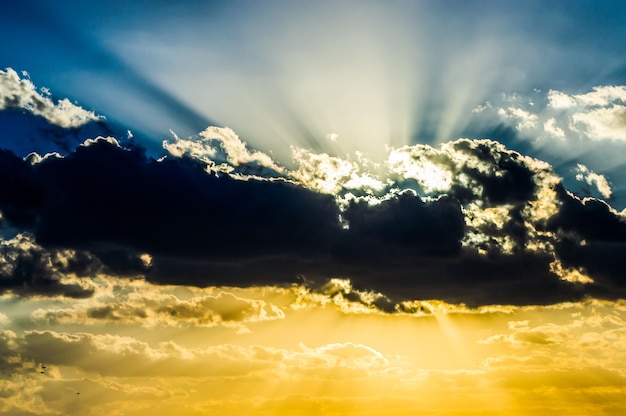 Ciel dramatique coloré avec des nuages au coucher du soleil