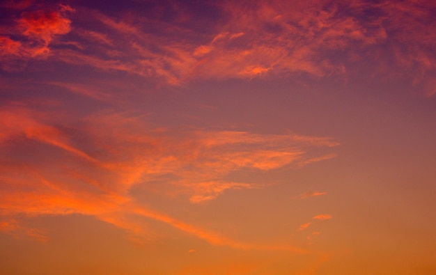 ciel dramatique coloré avec des nuages ​​au coucher du soleil