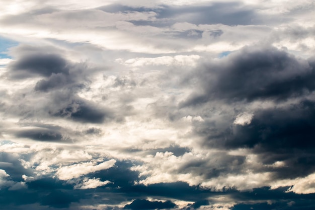 ciel dramatique coloré avec des nuages ​​au coucher du soleil