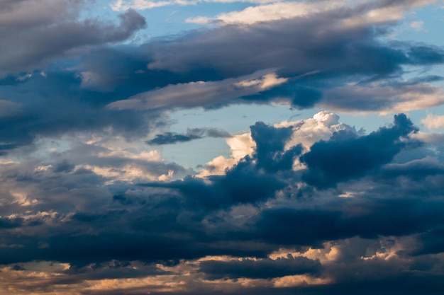 ciel dramatique coloré avec des nuages ​​au coucher du soleil