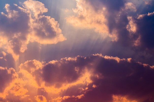 ciel dramatique coloré avec des nuages ​​au coucher du soleil