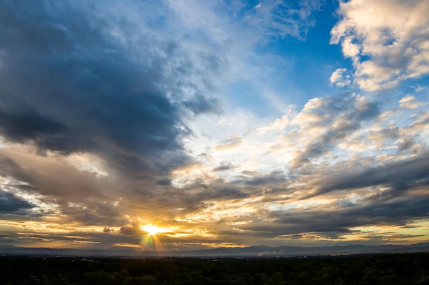 ciel dramatique coloré avec des nuages ​​au coucher du soleil