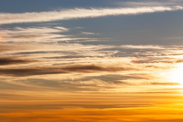 ciel dramatique coloré avec des nuages ​​au coucher du soleil