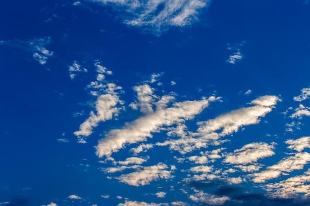 ciel dramatique coloré avec des nuages ​​au coucher du soleil