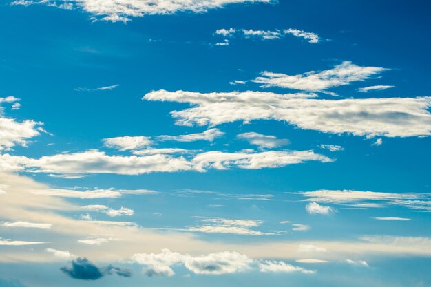 ciel dramatique coloré avec des nuages au coucher du soleil