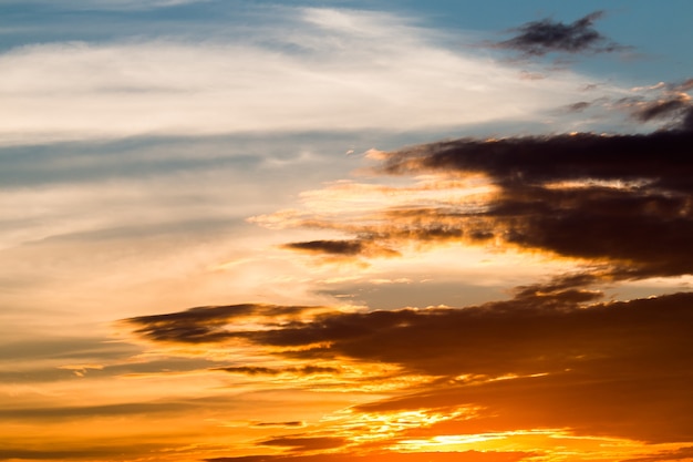 ciel dramatique coloré avec des nuages ​​au coucher du soleil