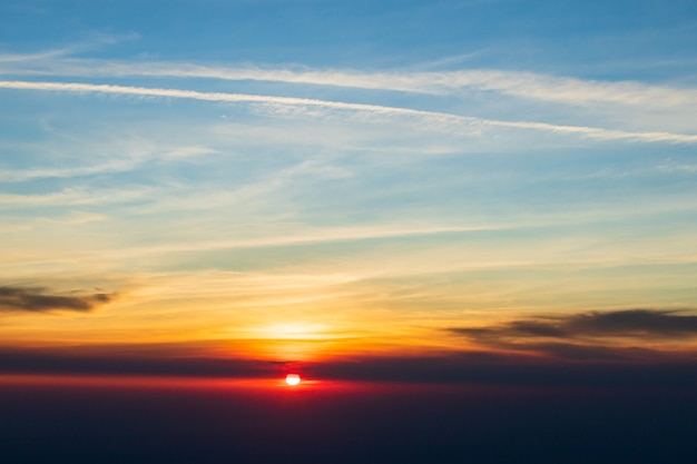 Ciel dramatique coloré avec des nuages au coucher du soleil