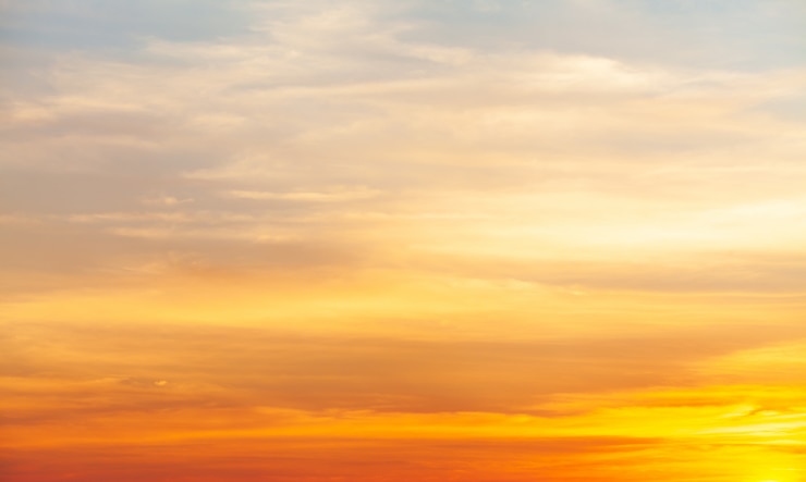 Photo ciel dramatique coloré avec des nuages au coucher du soleil