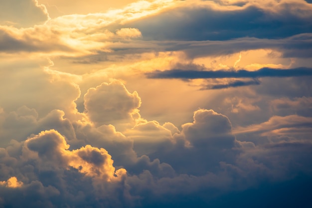 Ciel dramatique coloré avec des nuages au coucher du soleil