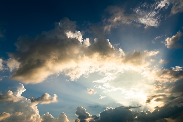 ciel dramatique coloré avec des nuages ​​au coucher du soleil.