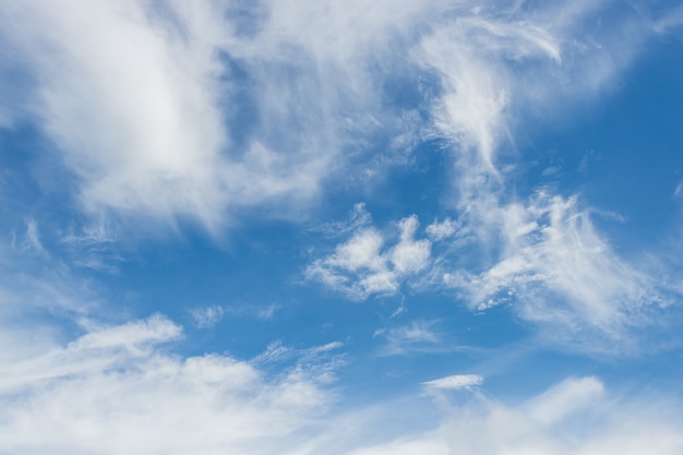 Ciel dramatique coloré avec des nuages au coucher du soleil