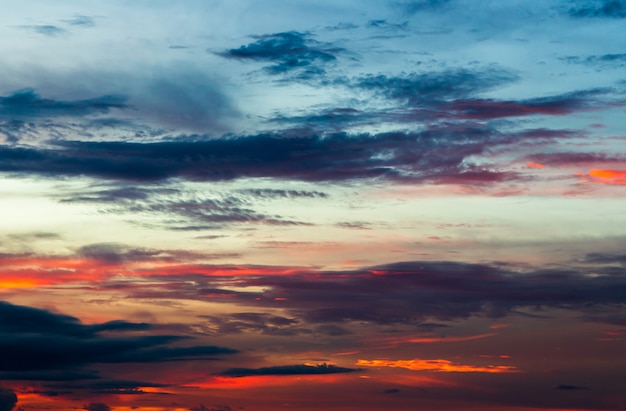 Ciel dramatique coloré avec des nuages au coucher du soleil