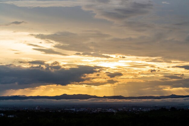 Ciel dramatique coloré avec des nuages au coucher du soleil