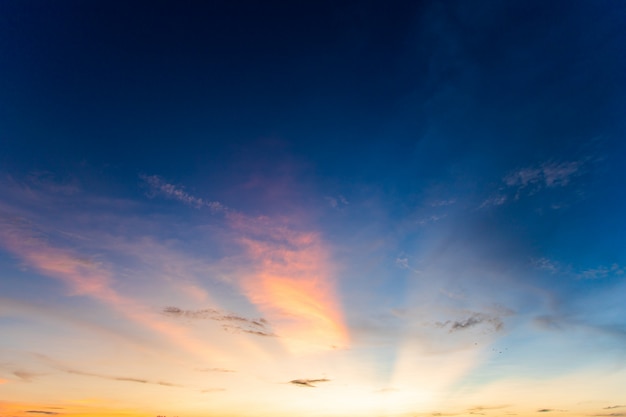 Ciel dramatique coloré avec des nuages au coucher du soleil