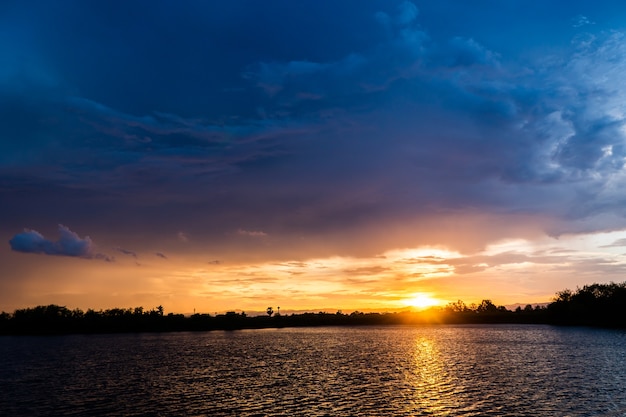 ciel dramatique coloré avec des nuages ​​au coucher du soleil.