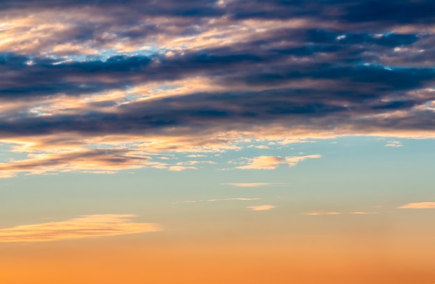 Photo ciel dramatique coloré avec des nuages ​​au coucher du soleil.