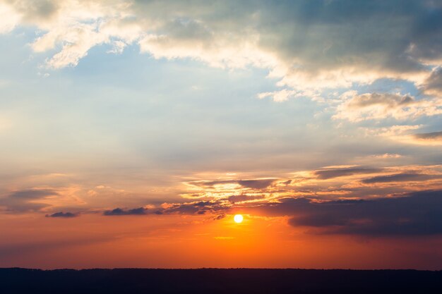 ciel dramatique coloré avec des nuages au coucher du soleil