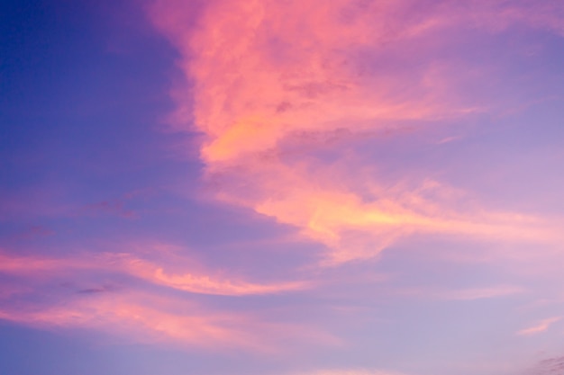 ciel dramatique coloré avec des nuages ​​au coucher du soleil.