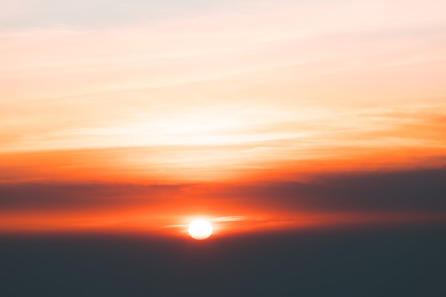 Ciel dramatique coloré avec des nuages au coucher du soleil.