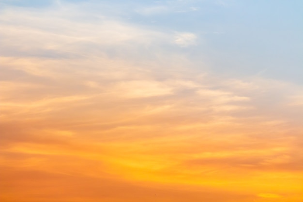 Ciel dramatique coloré avec des nuages au coucher du soleil.