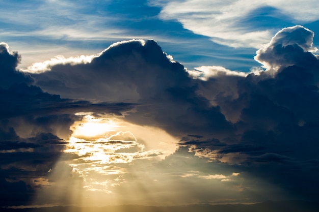 ciel dramatique coloré avec des nuages ​​au coucher du soleil