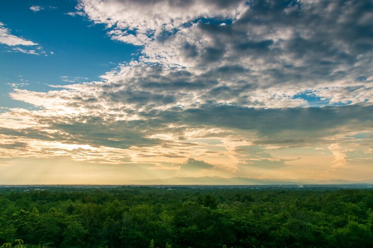 Photo ciel dramatique coloré avec des nuages au coucher du soleil