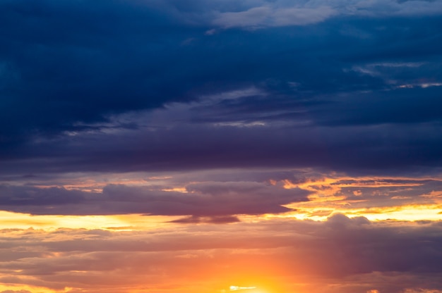 Ciel dramatique coloré avec des nuages au coucher du soleil