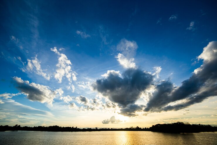 Photo ciel dramatique coloré avec des nuages au coucher du soleil.