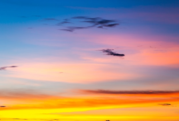 Ciel dramatique coloré avec des nuages au coucher du soleil.