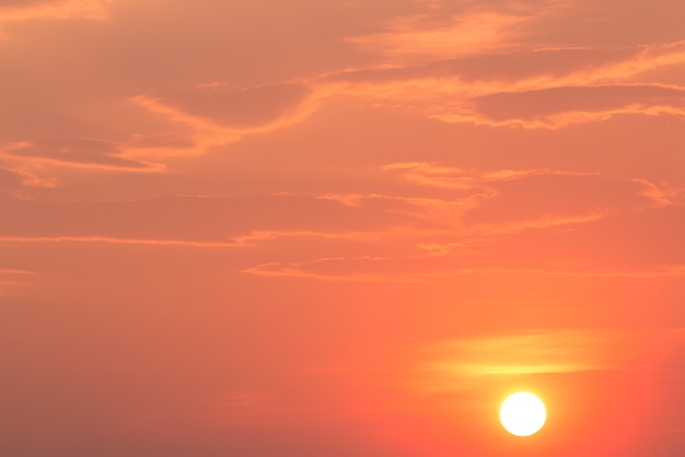 Ciel dramatique coloré avec des nuages au coucher du soleil.