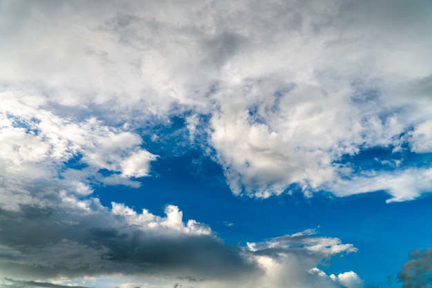 Ciel dramatique coloré avec des nuages au coucher du soleil.