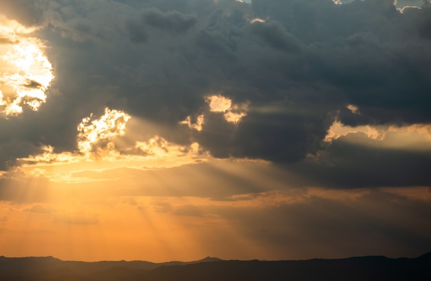 Ciel dramatique coloré avec des nuages au coucher du soleil.