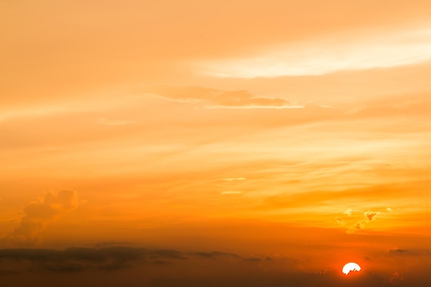 Ciel dramatique coloré avec des nuages au coucher du soleil.