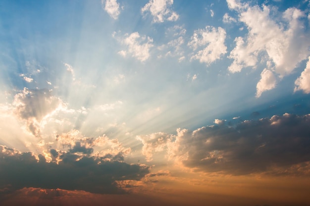 ciel dramatique coloré avec des nuages ​​au coucher du soleil