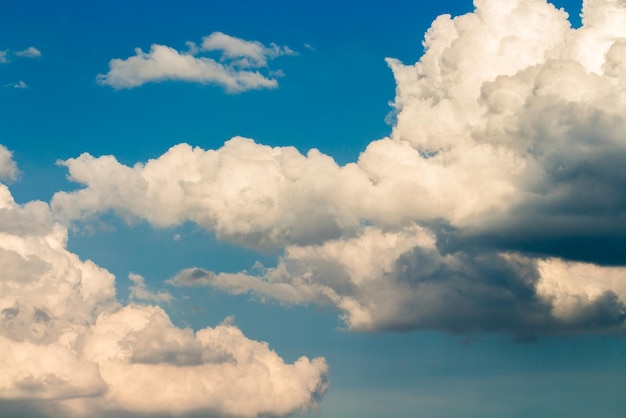 ciel dramatique coloré avec des nuages ​​au coucher du soleil