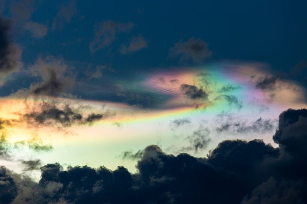 Ciel dramatique coloré avec des nuages ​​au coucher du soleil.