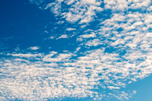 ciel dramatique coloré avec des nuages ​​au coucher du soleil