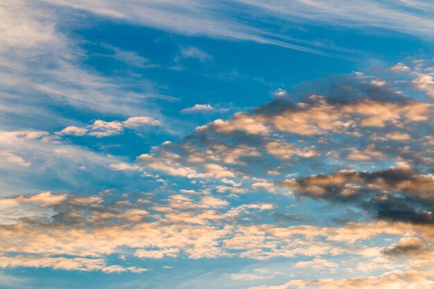 ciel dramatique coloré avec des nuages ​​au coucher du soleil