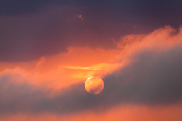 ciel dramatique coloré avec des nuages ​​au coucher du soleil