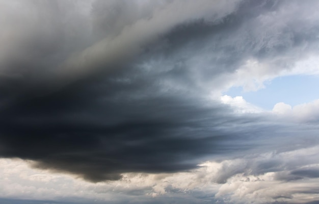 ciel dramatique coloré avec des nuages ​​au coucher du soleil