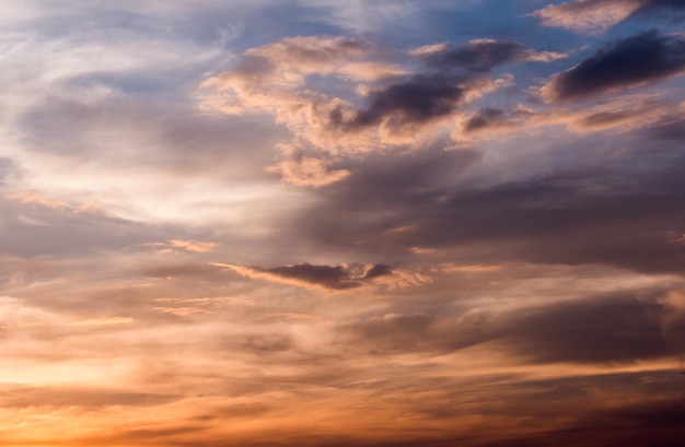 ciel dramatique coloré avec des nuages ​​au coucher du soleil