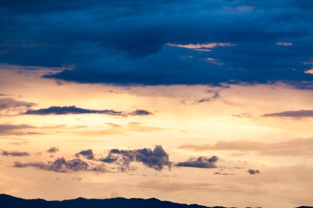 ciel dramatique coloré avec des nuages ​​au coucher du soleil