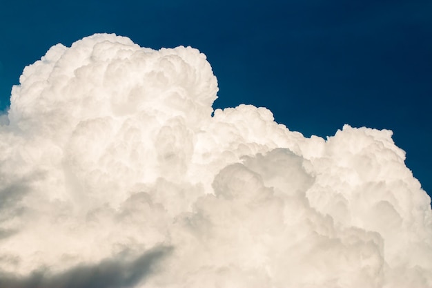 ciel dramatique coloré avec des nuages ​​au coucher du soleil