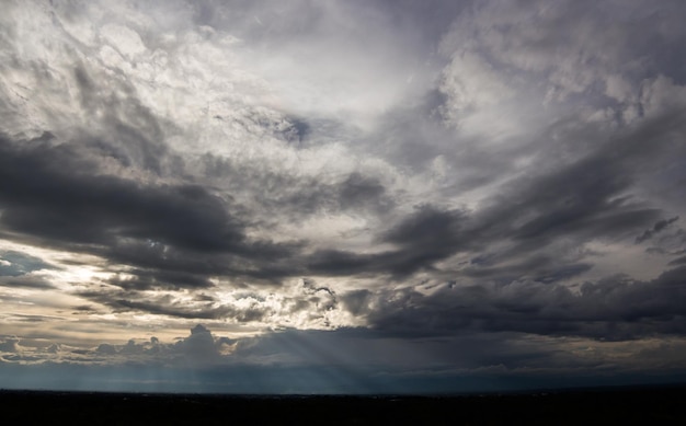 ciel dramatique coloré avec des nuages ​​au coucher du soleil