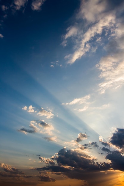 ciel dramatique coloré avec des nuages ​​au coucher du soleil