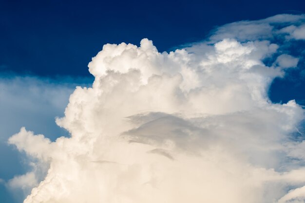 ciel dramatique coloré avec des nuages ​​au coucher du soleil