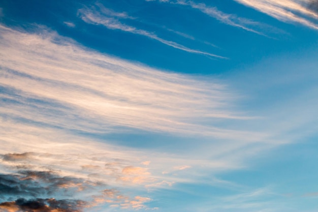 ciel dramatique coloré avec des nuages ​​au coucher du soleil