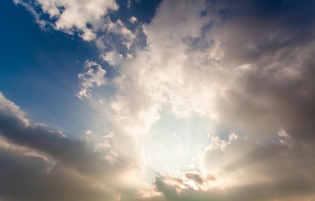 ciel dramatique coloré avec des nuages ​​au coucher du soleil