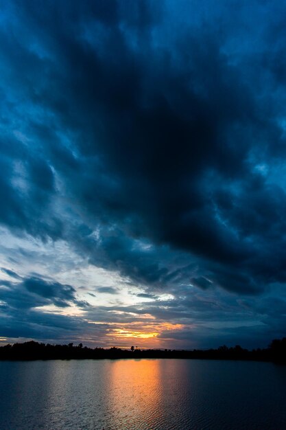 ciel dramatique coloré avec des nuages ​​au coucher du soleil